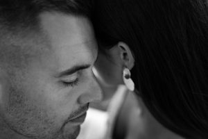 Primer plano íntimo de una pareja comprometida